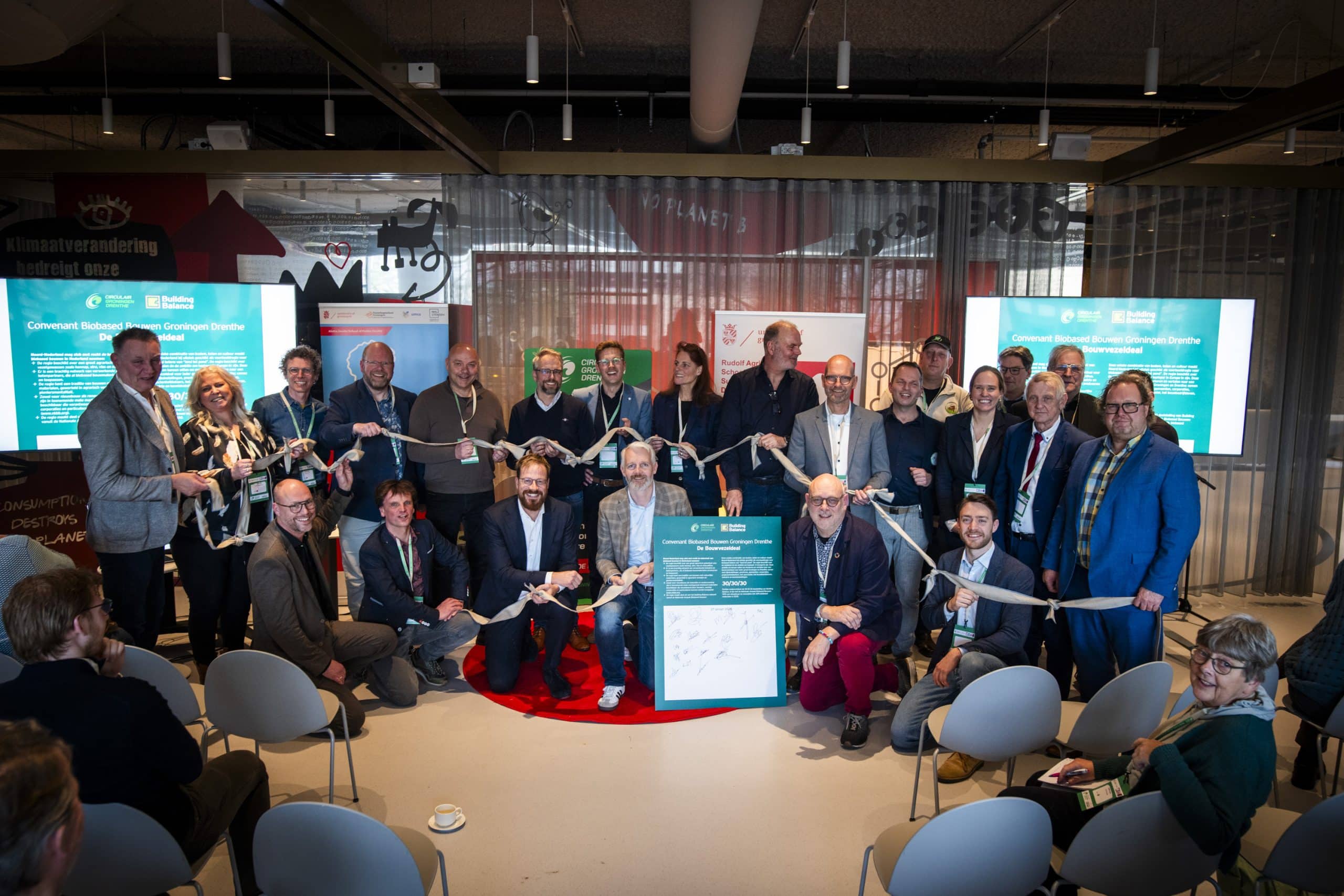 Het tekenmoment tijdens de nieuwsjaarsbijeenkomst